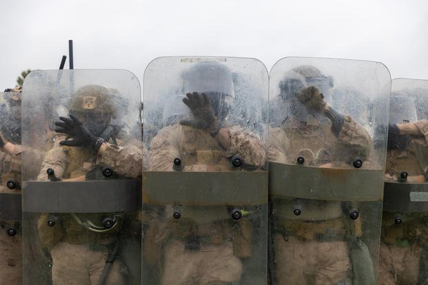 美國海軍陸戰隊派遣200名陸戰隊員，攜帶步槍、防暴裝備及防毒面罩進駐洛杉磯市郊，因應川普政府在南加州大規模移民執法引發的抗議活動。   圖：翻攝U.S. Marine Corps