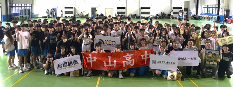 高市府與台鋼雄鷹職棒隊聯手組成的「校園出任務小隊」。巡迴推廣50元看球優惠方案。   圖：高雄市運發局/提供