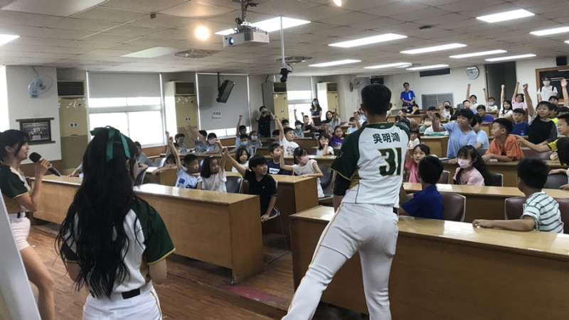 高雄學生50元看球優惠方案有獎問答,四維國小同學踴躍搶答。 圖:高雄市運發局/提供