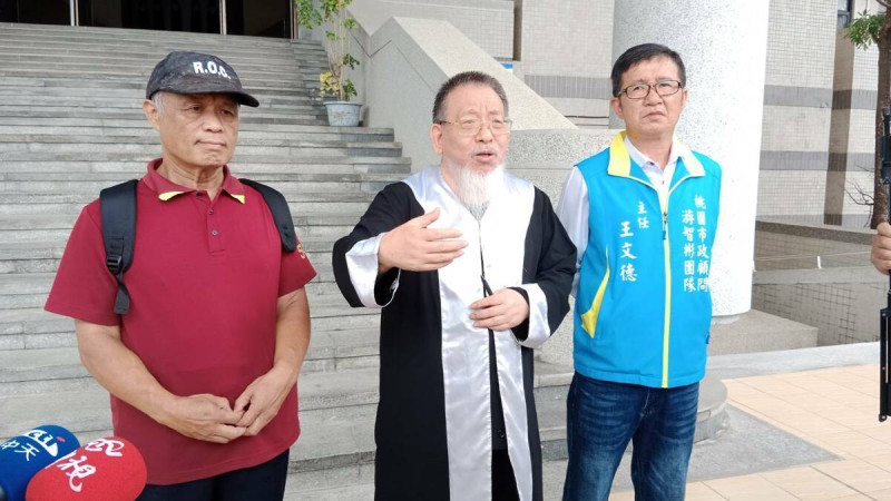 張靜(中)、徐國祥(左)在徐尚賢的延押庭後召開記者會。   圖：孫家銘攝