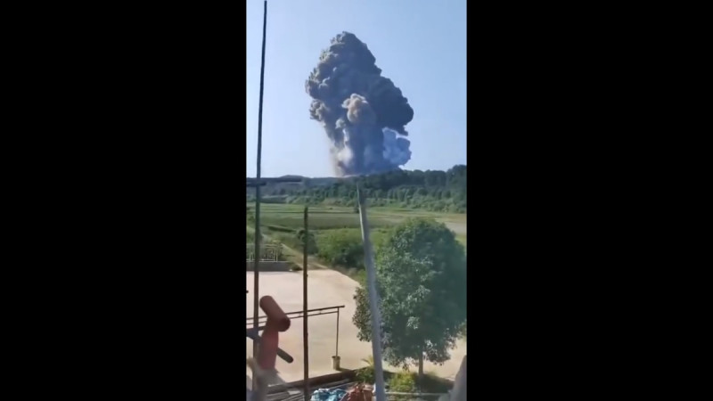 湖南省常德市臨澧縣停弦渡鎮山洲村的山洲煙火工廠今日上午突然發生大規模爆炸事故,目前總計導致 2 人失蹤與 9 人受傷,但截至目前為止,中國官方仍尚未公布具體的爆炸原因。 圖:擷取自 @whyyoutouzhele X 分享影片
