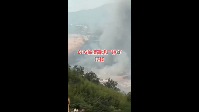 劇烈的爆炸不但導致煙火工廠遭到炸毀,周邊地區的房屋也因此受損。 圖:擷取自 @whyyoutouzhele X 分享影片
