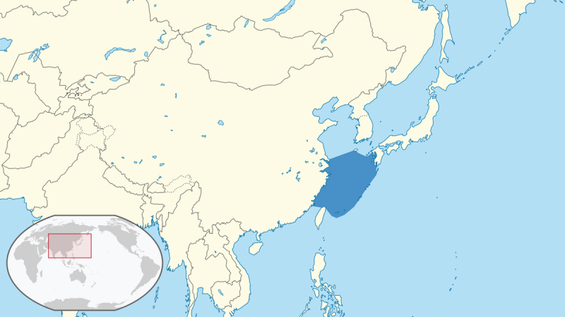 東海（圖中深藍色區域）是中國出海的主要海域，也直接與韓國、日本和台灣的國家安全，乃至美國第一島鏈布局有關   圖：取自維基百科　by Aplaice CC BY-SA 4.0