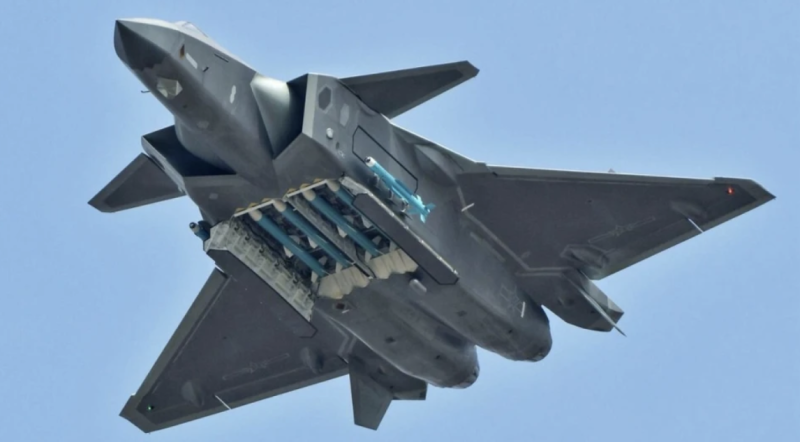 中國殲-20隱形戰機搭載中製「霹靂-15E(PL-15E)」飛彈。 圖:擷取自《騰訊網》