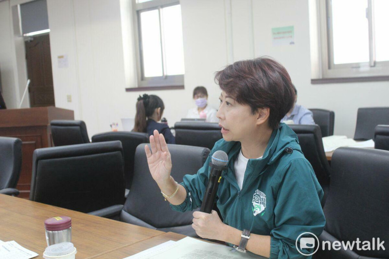 立委陳亭妃表示，經濟委員會今日接續排審「個人資料保護法部分條文修正草案」，其中，她所提第12條、第27條（同行政院版本第21條之1）、第48條全數通過，她同時呼籲未來個資保護委員會應該正面表列管控非公務機關的權責範圍。   圖：陳亭妃服務處提供