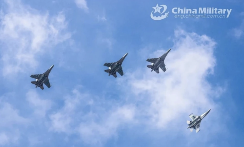 中國殲-16 戰機搭載「霹靂-17(PL-17)」飛彈。 圖:擷取自《騰訊網》