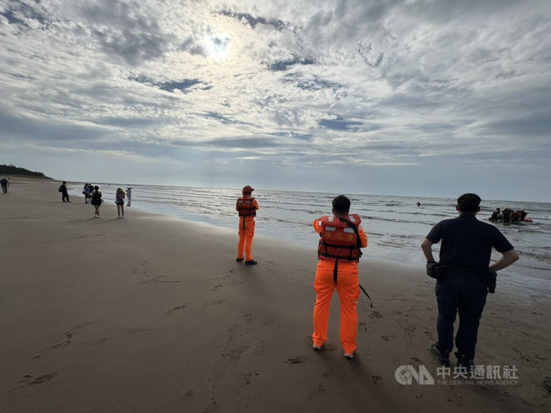  法國籍男子16日前往新北淡水沙崙海水浴場戲水，疑似遭海浪捲走，經警消及海巡人員救起時已無呼吸心跳，送醫急救中。（翻攝照片）中央社記者王鴻國傳真  114年6月16日   