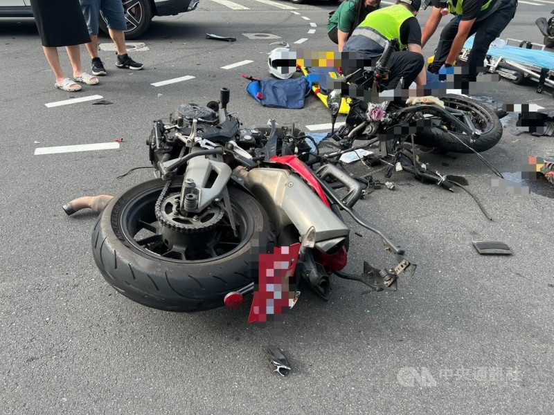 新北市板橋區16日發生重機和自小客車擦撞意外，重機在猛烈撞擊力道下幾乎解體，警消獲報到場，發現劉姓男子右腳開放性骨折，意識清楚下送醫治療。（翻攝照片）中央社記者王鴻國傳真  114年6月16日   
