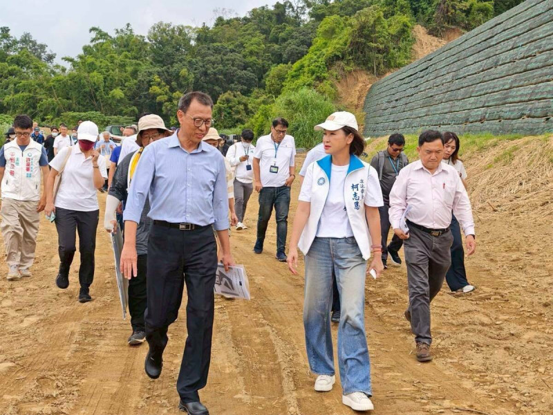 柯志恩(前右)會勘大樹光電案場，並呼籲民進黨別再為了錯誤的能源政策，粗暴對待山林和環境。   圖：柯志恩辦公室/提供