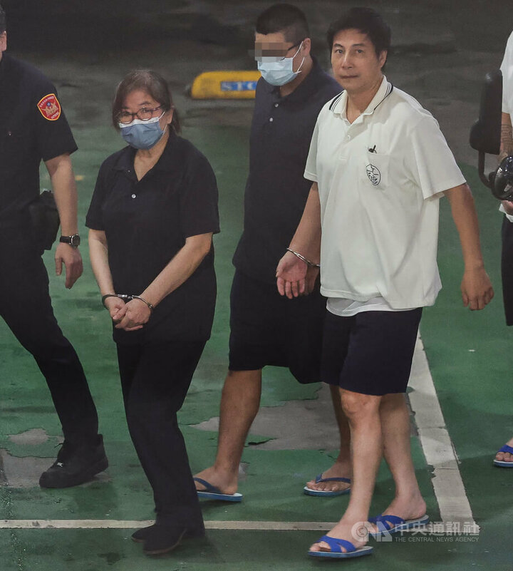 台北地檢署偵辦雙吳罷免提議書涉偽造案，依違反個資法、偽造文書等罪起訴國民黨台北市黨部主委黃呂錦茹等5人。北檢17日自看守所押解黃呂錦茹（前左）、總幹事姚富文（前右）等人，將移審台北地方法院決定是否繼續羈押。中央社記者謝佳璋攝  114年6月17日   