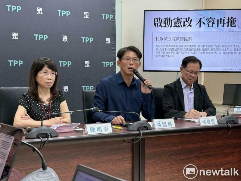 民眾黨主席兼黨團總召黃國昌（中）、副總召張啓楷（右）、幹事長陳昭姿（左）。   圖：周煊惠 / 攝