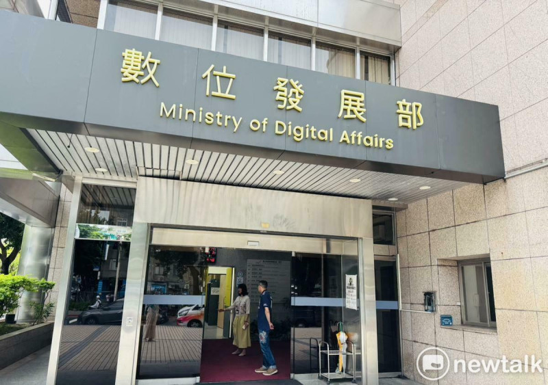 數位發展部自6月1日起，強化「111政府專屬短碼簡訊平台」防詐識別機制，訊息開頭將新增接收者@@@手機號碼@@@末3碼及機關名稱，藉由「來源號碼」、「手機末三碼」與「機關具名」三重驗證，讓民眾快速提高辨識真偽。   圖：謝莉慧/攝