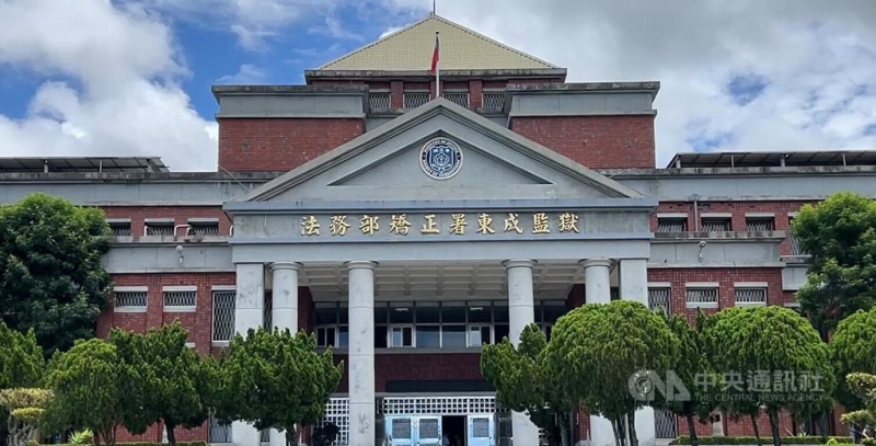 台東東成監獄鍾姓受刑人6月10日於監所診間看診時，勒護理師頸部並奪筆刺臉，台東地檢署17日偵結依傷害和強制罪起訴鍾員建議法院從重量刑。中央社記者盧太城台東攝 114年6月17日   