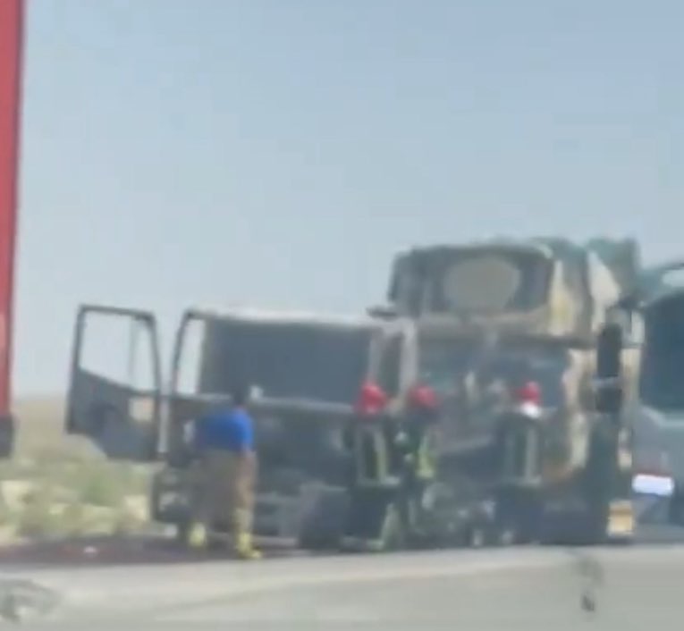 以色列空軍表示,他們發現數輛武器卡車,其中包括一輛載有地對空飛彈發射器的卡車,正從伊朗西部駛往德黑蘭,以躲避空襲。這些卡車和發射器在定點空襲中被摧毀。 圖:翻攝自 X OSINTtechnical