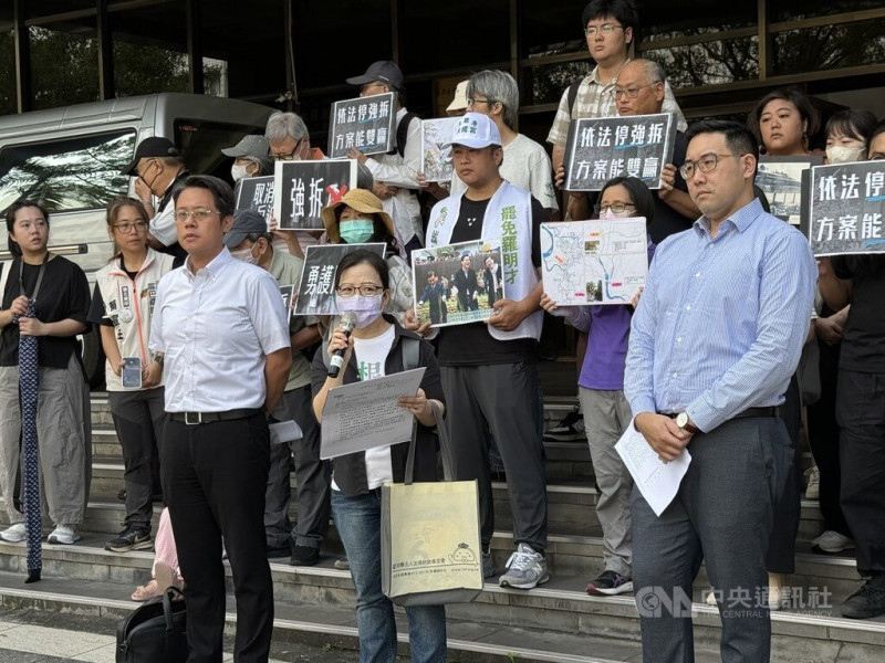 纏訴多年的新店瑠公圳蔡金木老宅案，法院民事執行處近日發出6月26日執行老宅拆除通知。當事人賴碧珍、律師與民間團體17日上午赴台北地方法院前舉行記者會，呼籲法院暫緩拆除，釐清調查，以免強拆房屋導致不可回復的損害。中央社記者林長順攝  114年6月17日   