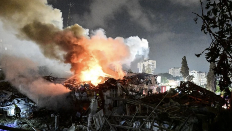 伊朗於15日凌晨向以色列發射約50枚彈道導彈，其中多枚命中特拉維夫地區，造成多人受傷、數百棟建築受損。   圖：翻攝自  青松解局