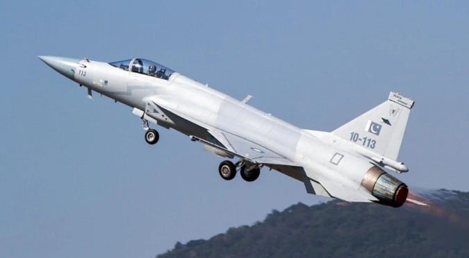 中國與巴基斯坦合作生產的梟龍戰機。 圖 : 翻攝自軍武大V