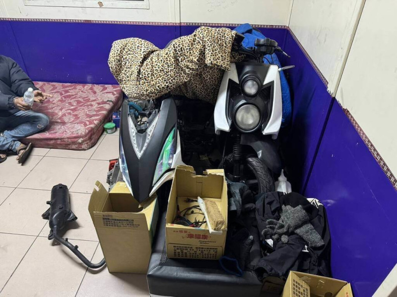26歲印尼籍逾期停留男移工鎖定因車禍暫放路邊的機車，竊取後改裝賣給同為逾期停留印尼移工，南投警方追查發現犯嫌藏匿處所猶如非法機車拆解工廠。（民眾提供）中央社記者蕭博陽南投縣傳真  114年6月17日   