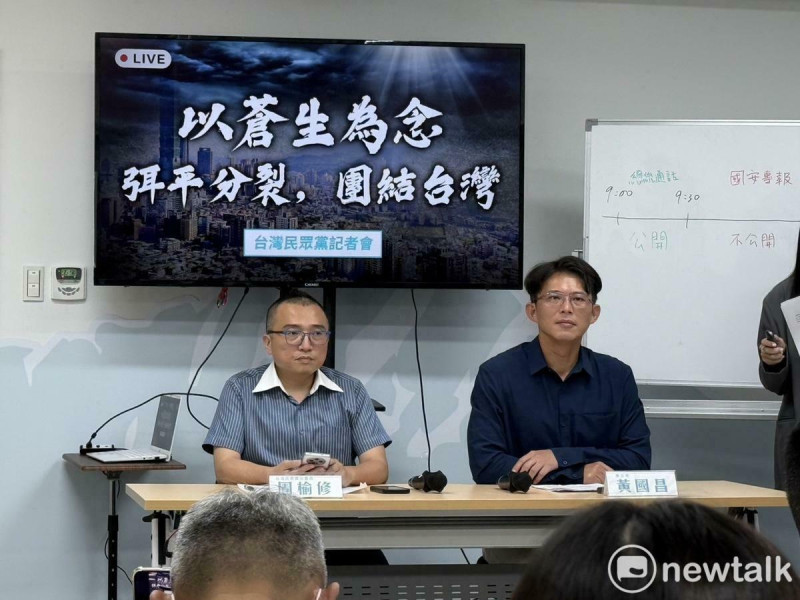 民眾黨主席黃國昌（右）、黨秘書長周榆修（左）。   圖：周煊惠 / 攝