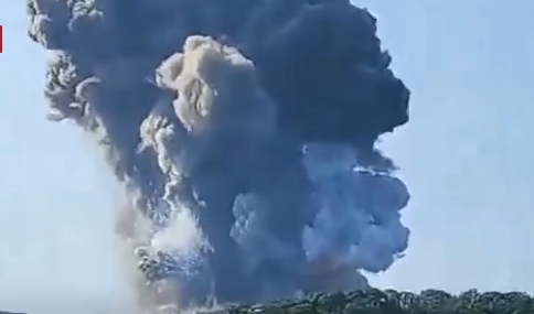 湖南煙火廠大爆炸，發生多次殉爆，煙柱直衝雲霄。   圖 : 影片截圖
