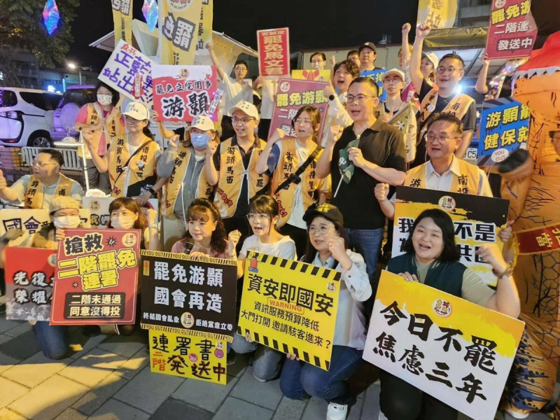 8藍委嗆告抹紅抹黑，罷團今（17）日回擊，整天說要監督政府，面對人民檢視，卻敢作不敢當？強調一切有憑有據，「民主法治不是中國國民黨豢養的工具」。   圖：取自「罷免游顥-去游除垢」臉書（資料照）