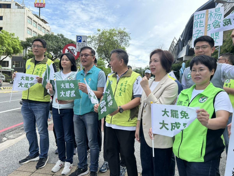 民進黨市議員及立委何欣純等人今天到潭子區站路口，為罷團進行最後衝刺。   圖：民進黨團提供