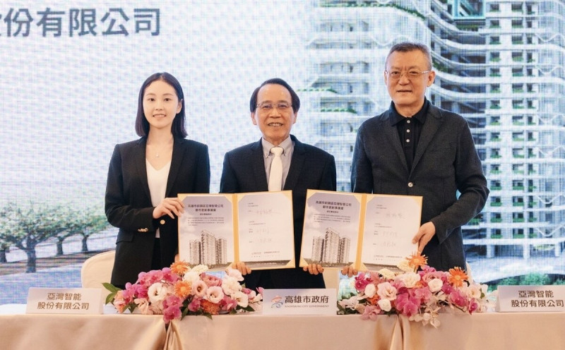 林欽榮(中)、郭君傑(右)簽約後與亞灣智能股份有限公司監察人侯嘉騏(左)合影。   圖：高雄市政府/提供