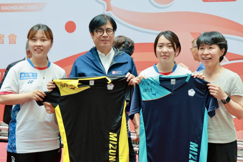 田曉雯(左)、林姿妤(右二)將簽名球衣送給陳其邁(左二),右一為帕拉桌球資深教練王明月。 圖:高雄市運發局/提供