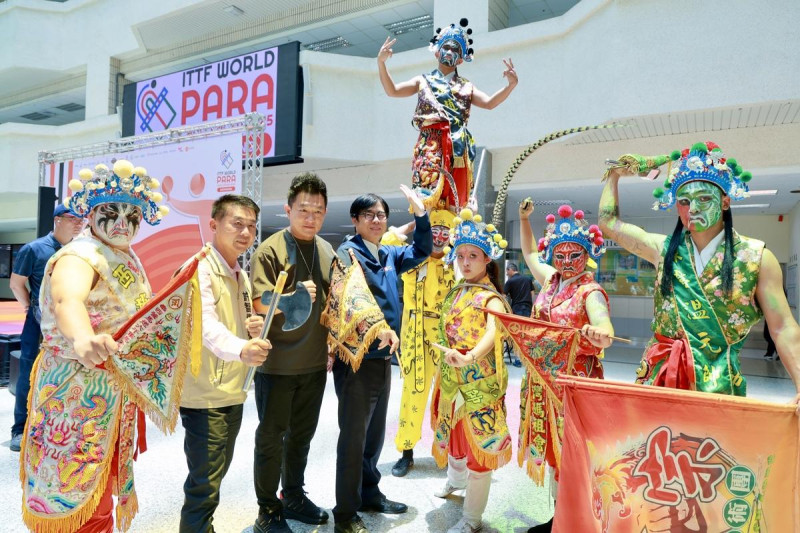 開場表演的台灣振宗文化演藝團與陳其邁(左四)合影。 圖:高雄市運發局/提供