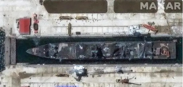 有專家指出,北韓方面疑似使用罕見的「空飄氣球」技術輔助,協助船體扶正並展開修復作業。 圖:翻攝自 騰訊網 海風看世界