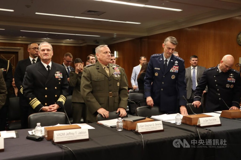 美國聯邦參議院撥款委員會「軍事設施、退伍軍人事務及相關機構小組」17日舉行年度預算聽證會，陸戰隊主責軍事設施及後勤的副司令斯卡倫卡（前排右3）等軍方官員出席。中央社記者鍾佑貞華盛頓攝 114年6月18日   圖：中央社提供