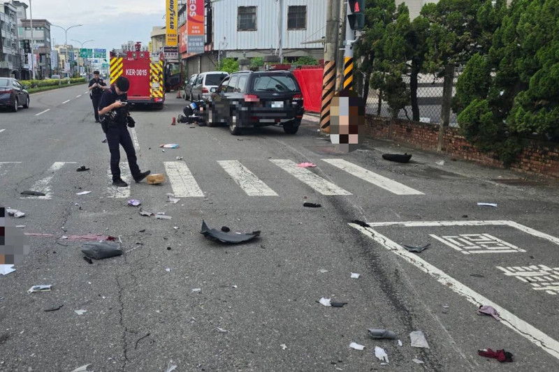 台南市麻豆區18日上午發生自小客車與機車碰撞事故，警消初步調查，機車疑為女兒騎車搭載母親，2人命危送醫，自小客車駕駛人49歲康姓女子未受傷。（讀者提供）中央社記者楊思瑞台南傳真  114年6月18日   