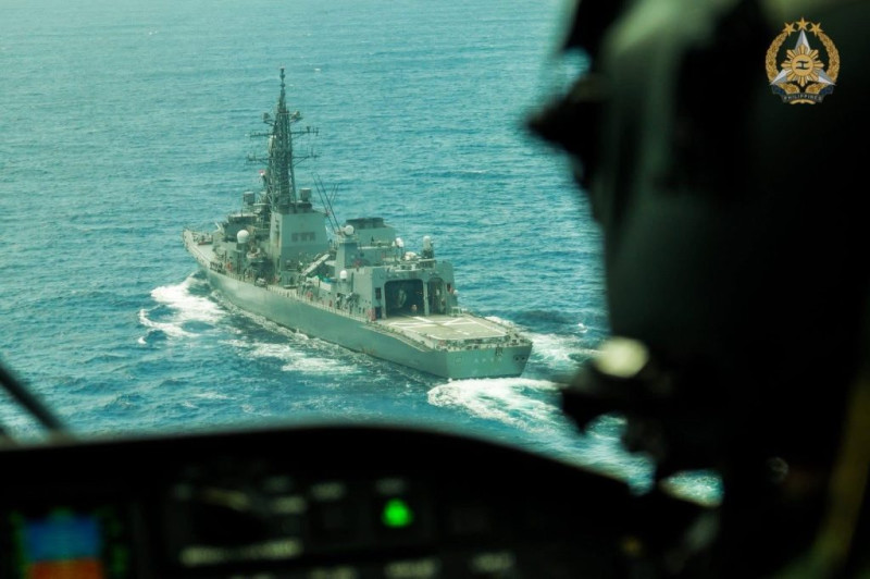 從AW-159直升機俯瞰，高波號在這次關鍵的雙邊海上合作活動中乘風破浪。    （圖／Armed Forces of the Philippines）