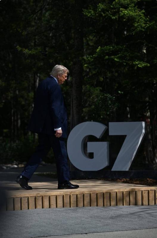 美國總統川普近日出席G7峰會,會議上卻頻頻精神狀態不佳,甚至出現言語混亂、情緒不穩的表現。 圖:翻攝自 X
