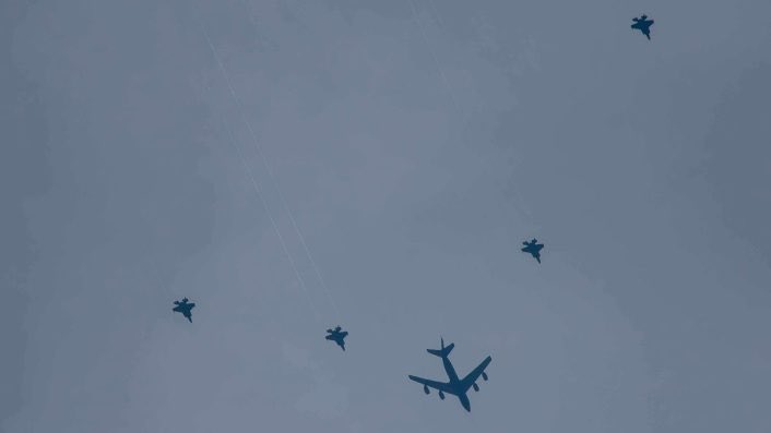 美國空中加油機正護送4架美國空軍F-35「閃電」匿蹤戰機,南下飛越英國上空。 圖:翻攝自X @OSINTtechnical 美國空中加油機正護送4架美國空軍F-35「閃電」匿蹤戰機,南下飛越英國上空。 圖:翻攝自X @OSINTtechnical