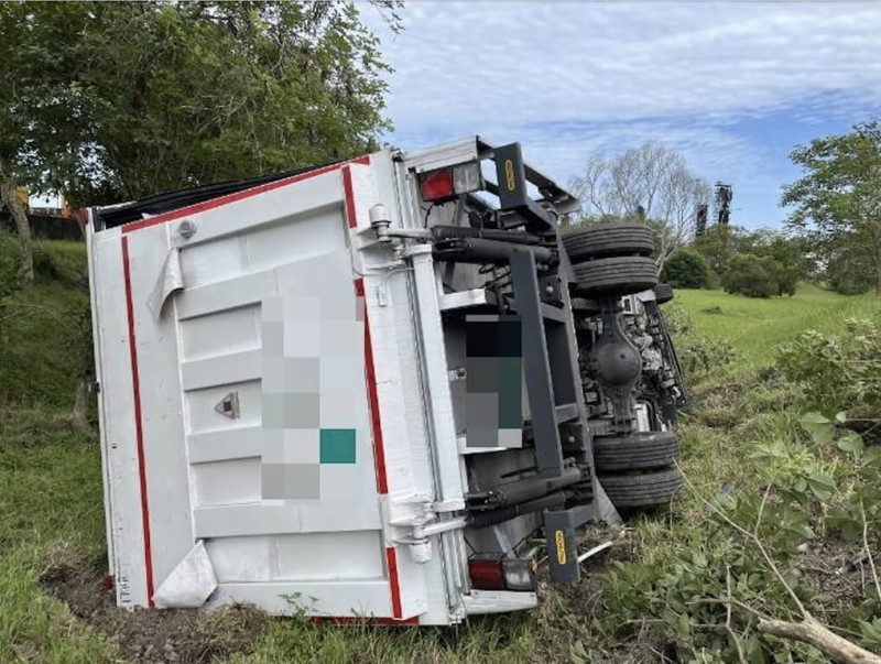 國道中山高速公路南下189公里王田路段18日上午發生事故，黃姓男子駕駛貨車突然失控衝下邊坡翻車，幸黃男自行脫困無大礙。（警方提供）中央社記者吳哲豪傳真  114年6月18日   