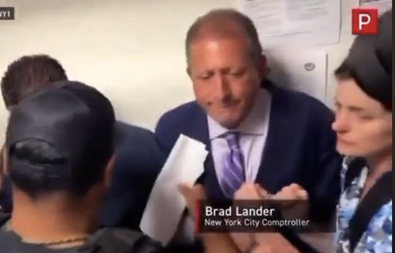 美國紐約市審計長兼市長候選人布拉德·蘭德(Brad Lander),昨(17)日在旁聽曼哈頓移民法庭時,意外遭到聯邦移民與海關執法局(ICE)便衣人員當場逮捕。 圖:翻攝自 X @方舟子