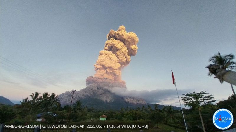 印尼東南部弗洛勒斯島的勒沃托比拉奇拉奇火山17日下午發生大規模噴發,火山灰柱衝上16,000公尺高空。 圖:翻攝PVMBG