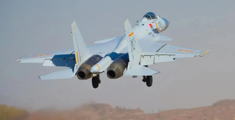 面對中國軍事動作,日本自衛隊迅速派出驅逐艦與巡邏機抵近監控。中方則出動殲-15 艦載戰機果斷攔截,並切斷日機航線,迫使其緊急轉向,最終日方對此提出抗議。 圖:翻攝自百度 面對中國軍事動作,日本自衛隊迅速派出驅逐艦與巡邏機抵近監控。中方則出動殲-15 艦載戰機果斷攔截,並切斷日機航線,迫使其緊急轉向,最終日方對此提出抗議。 圖:翻攝自百度