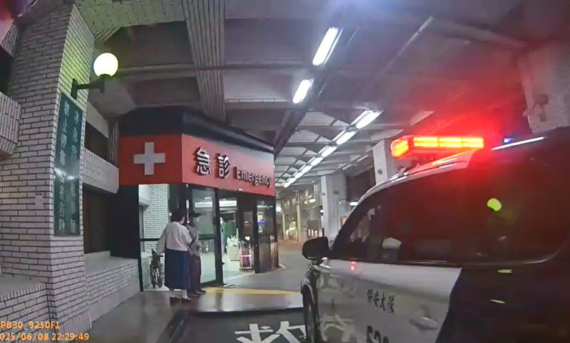 台北市一對黃姓夫妻日前騎車急就醫，機車行進不穩，台北市警察局保安警察大隊第五中隊員警見狀上前關切，發現後座51歲黃男神情痛苦且近昏厥，便主動協助駕車護送，期間交談才知2人竟是警專同期生。（台北市警察局保安警察大隊提供）中央社記者黃麗芸傳真  114年6月18日   