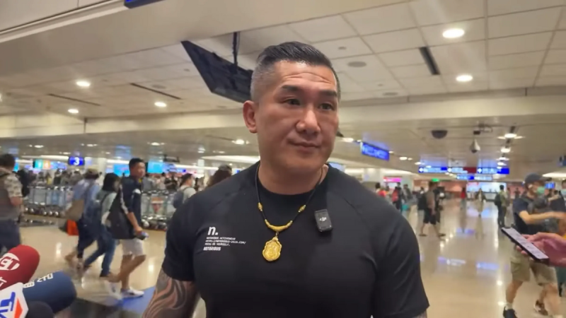 毛衣老師警告館長下半年運勢犯小人，明年將可能大翻車。（翻攝館長惡名昭彰直播）   