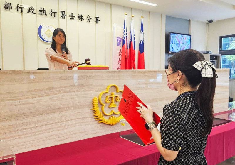 法務部行政執行署士林分署17日再度拍賣美麗華集團董事黃春照台北市內湖區2筆土地，由移送機關台北國稅局以底價412萬餘元承受，收歸國有。（士林分署提供）中央社記者謝幸恩傳真  114年6月18日   