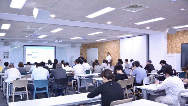 旅宿業業者仔細聆聽碳管理與永續專家講座。 圖:高雄市觀光局/提供