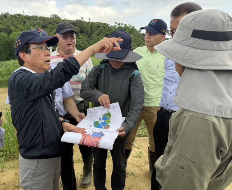 林欽榮(左一)勘查和山光電發電設施，要求業者即刻恢復植生強化防洪。   圖：高雄市經發局/提供