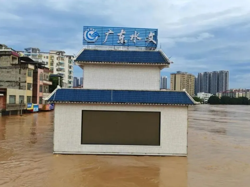 整個懷集縣城道路積水淹頂,通往綏江方向幾乎無一倖免。 圖:翻攝自DV現場 整個懷集縣城道路積水淹頂,通往綏江方向幾乎無一倖免。 圖:翻攝自DV現場