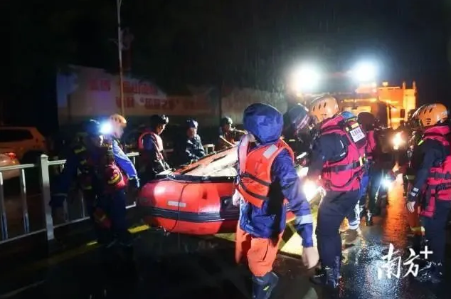 藍天救援隊共出動 8 艘船、20 人,在一夜之間執行 17 次任務,成功救援 82 名群眾。 圖:翻攝自DV現場 藍天救援隊共出動 8 艘船、20 人,在一夜之間執行 17 次任務,成功救援 82 名群眾。 圖:翻攝自DV現場