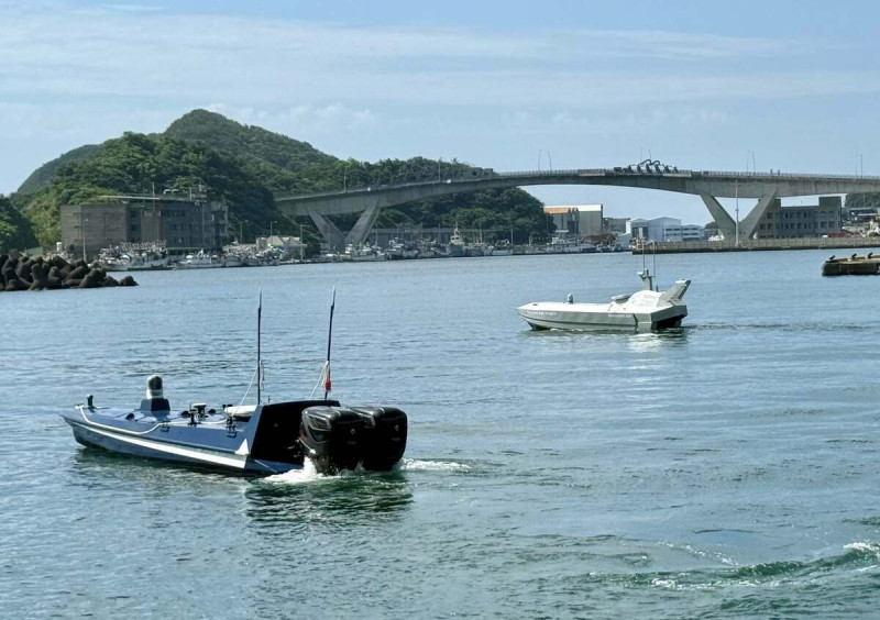 中科院舉辦「國內外廠商水面無人載具公開展示」。雷虎科技、碳基科技及龍德造船參與動態展示。較遠處為雷虎科技「海鯊800」無人艇;較近處為龍德造船「黑潮」無人船。 圖:翻攝「臉書」國家中山科學研究院公共關係室粉絲專頁