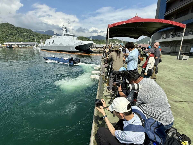 中科院舉辦「國內外廠商水面無人載具公開展示」。圖為龍德造船「黑潮」無人船參與動態展示;後方為沱江級巡邏艦第二批首艦PCG-627。 圖:翻攝「臉書」國家中山科學研究院公共關係室粉絲專頁