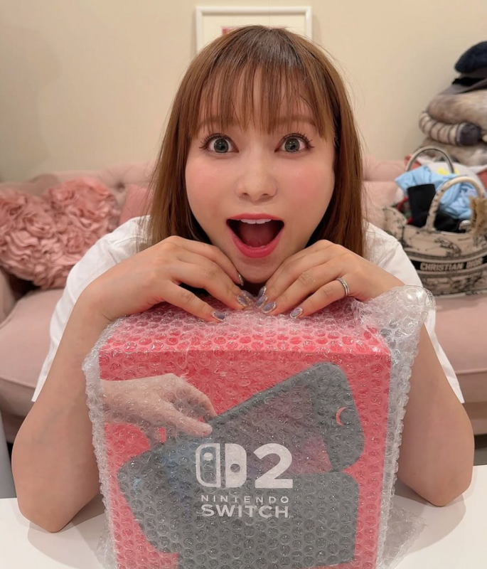 中川翔子近期開箱任天堂新遊戲主機「Switch 2」時，被眼尖網友發現疑似購買黃牛高價轉賣的商品，引發不小爭議。   圖：翻攝自中川翔子IG