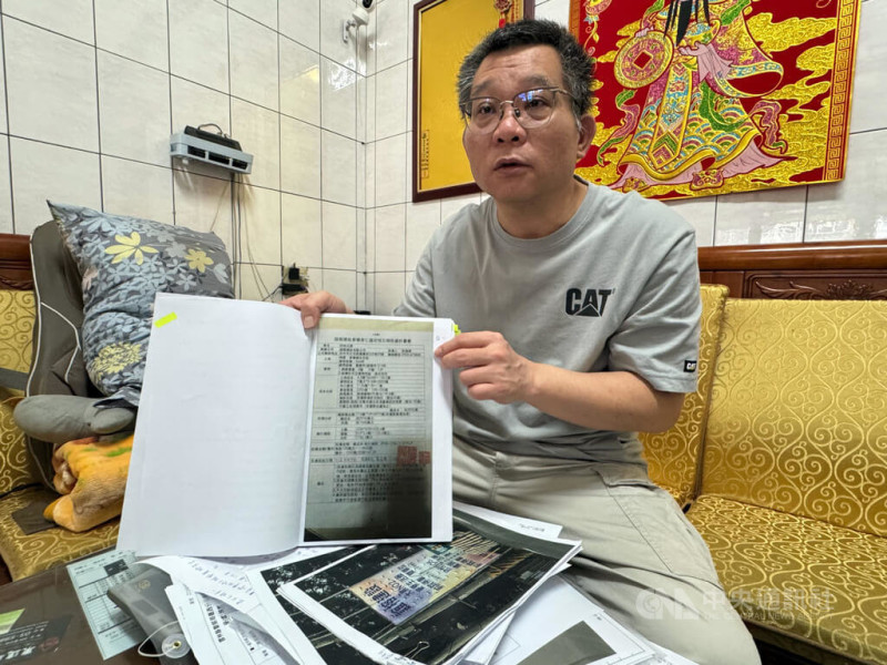 溫姓男子（圖）指控台中市許姓建商在雲林縣麥寮鄉以投資建案、預售屋等話術吸金詐騙，今年3月起失聯，溫男等12人組成自救會，並對建商提出告訴；雲林地檢署分案偵辦中。中央社記者姜宜菁攝  114年6月18日   